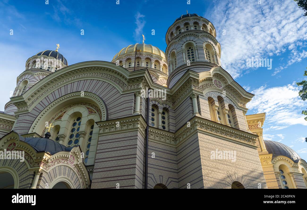 La Catedral de la Natividad de Cristo, Riga, Letonia. Estilo neo-bizantino. Construido durante el período del Imperio Ruso. Riga, capital de Letonia y la mayor c Foto de stock