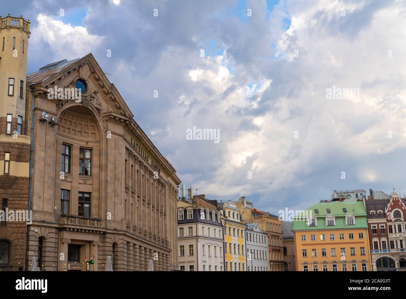 Las encantadoras calles del casco antiguo de Riga, Ltvia. Fundada en 1209, su casco antiguo es un lugar declarado Patrimonio de la Humanidad por la UNESCO. Foto de stock