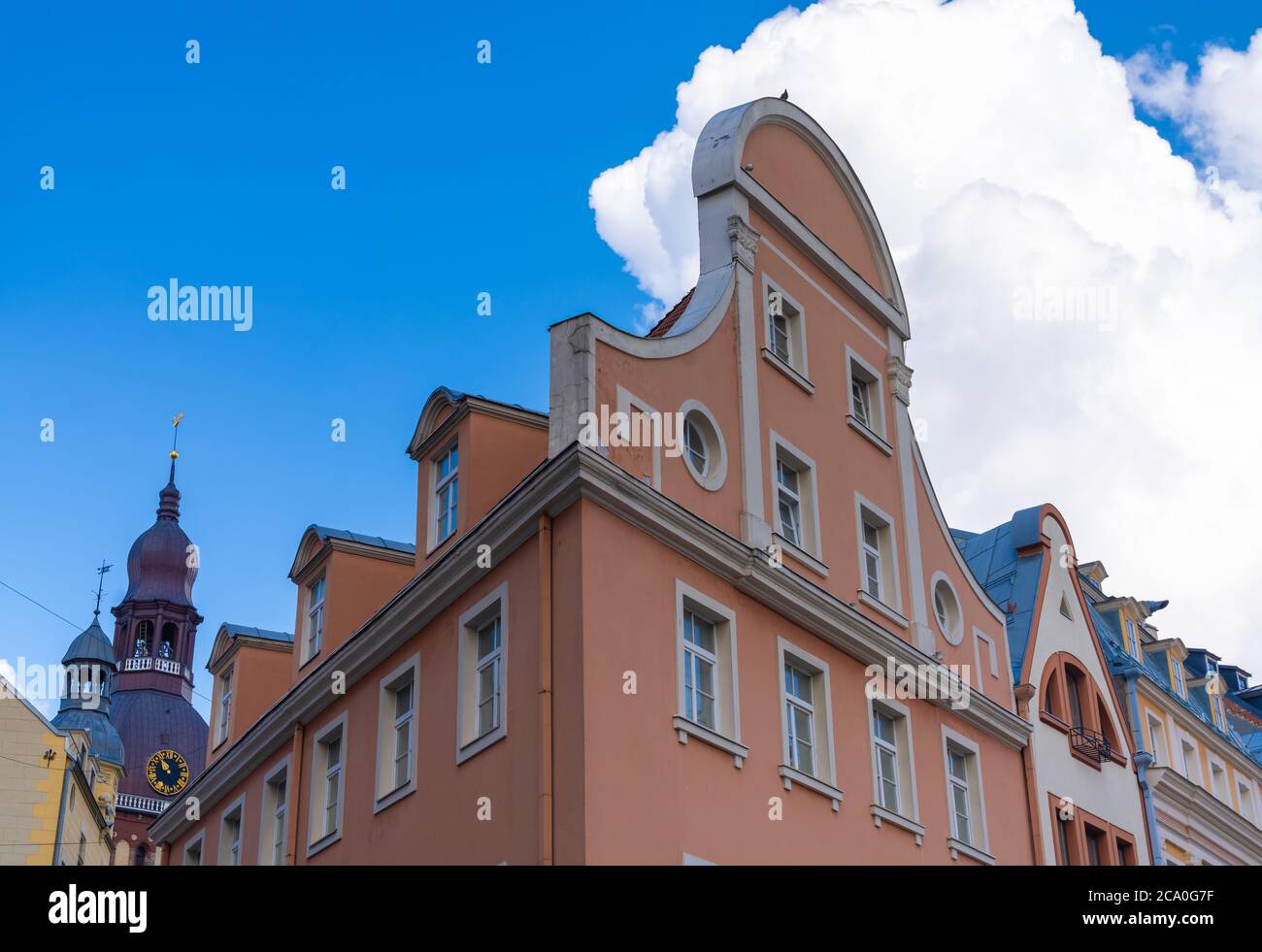 La encantadora plaza de la catedral en el casco antiguo de Riga, Letonia. Fundada en 1209, su casco antiguo es un lugar declarado Patrimonio de la Humanidad por la UNESCO. Foto de stock