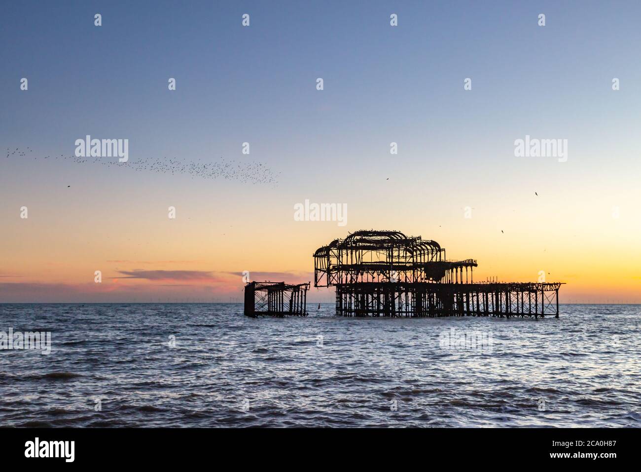 Las crías sobre el muelle Old West Pier de Brighttons en Sunset Foto de stock