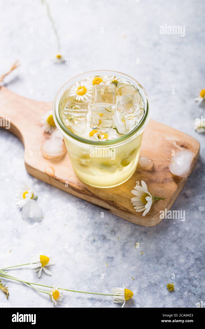 Flores De Manzanilla Fotos e Imágenes de stock Alamy