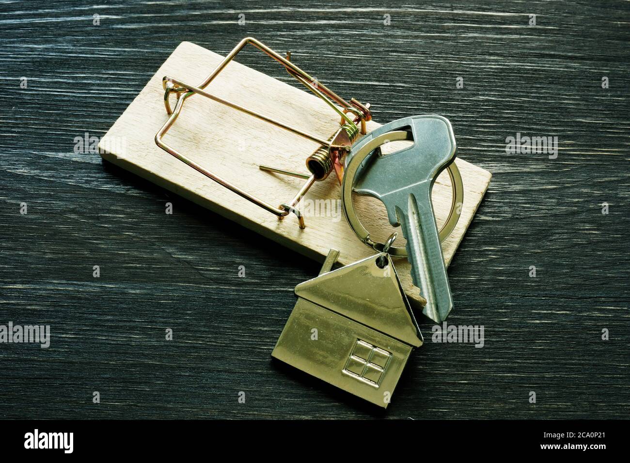 El mousetrap y las llaves de la casa. Fraude de hipoteca Scam de compra de casa. Foto de stock