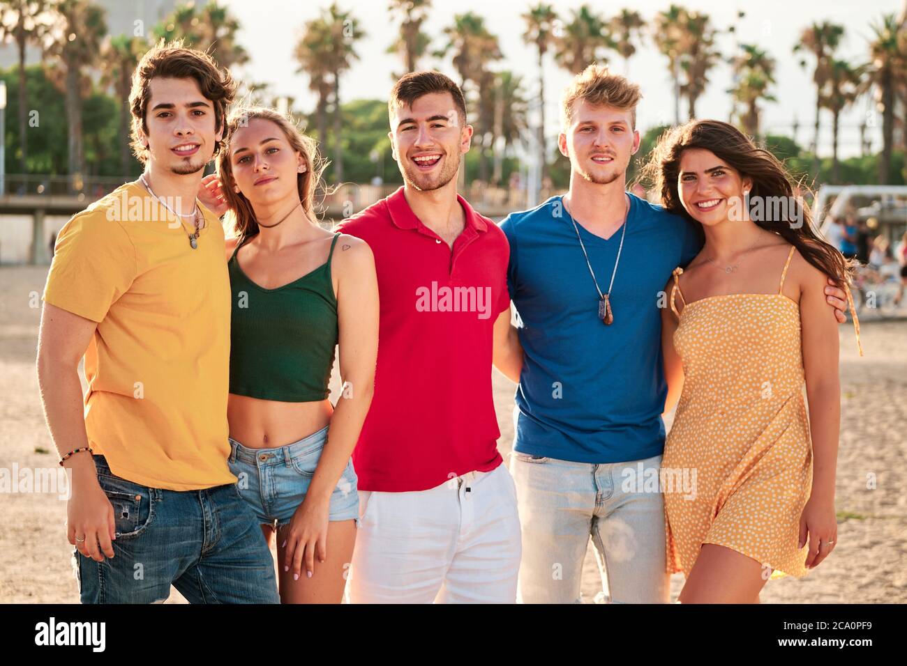 grupo de jóvenes y guapos en la playa en un día de verano Fotografía de  stock - Alamy