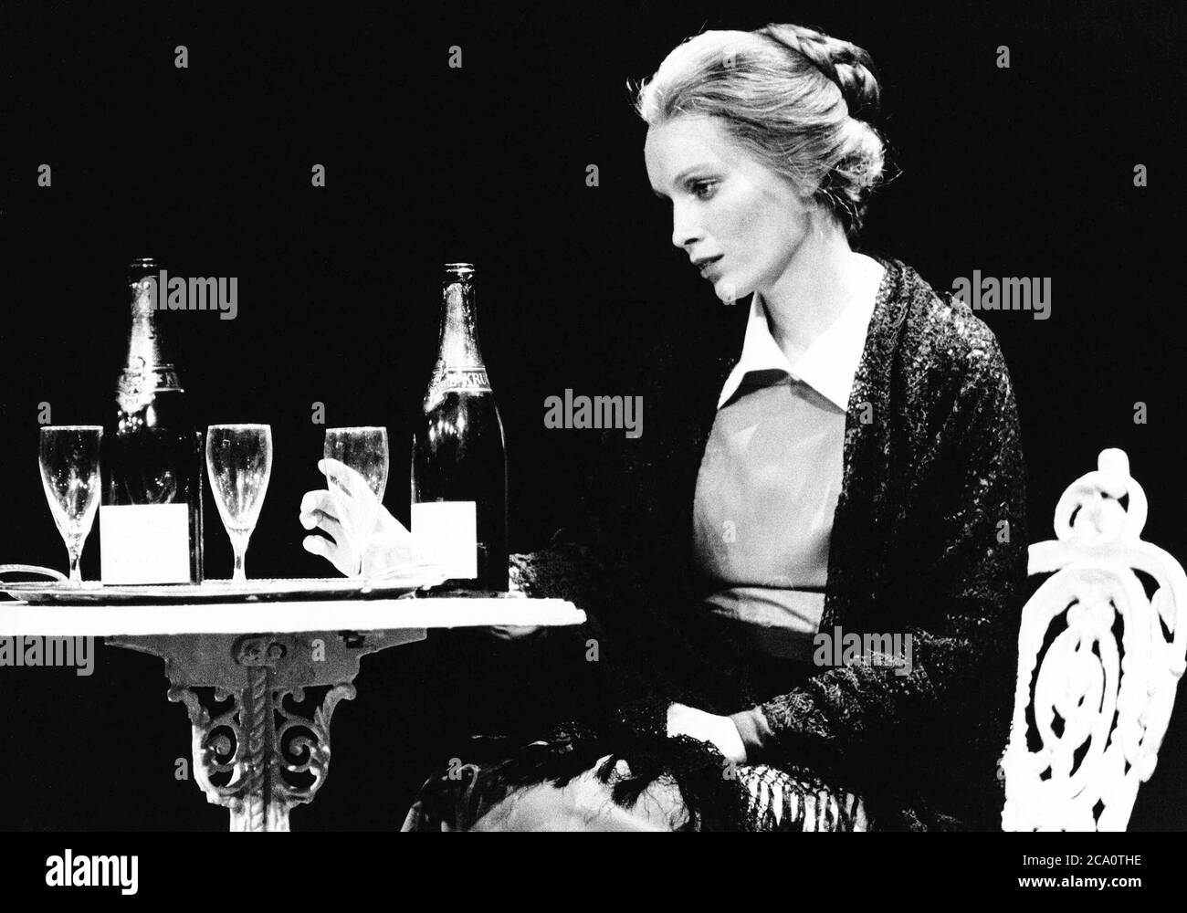 Mia Farrow (Irina) en TRES HERMANAS por Chekhov en el Greenwich Theatre, Londres SE10 25/01/1973 Diseño del escenario: Roger Butlin vestuario: Daphne Dare director: Robin Phillips Foto de stock