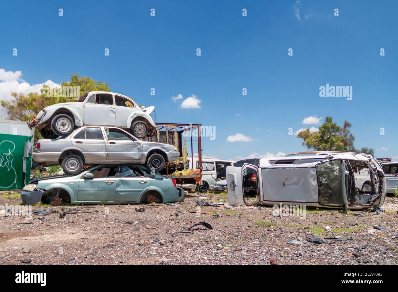 Viejos coches dañados en el junkyard esperando para el reciclaje en la Ciudad de México. México Foto de stock