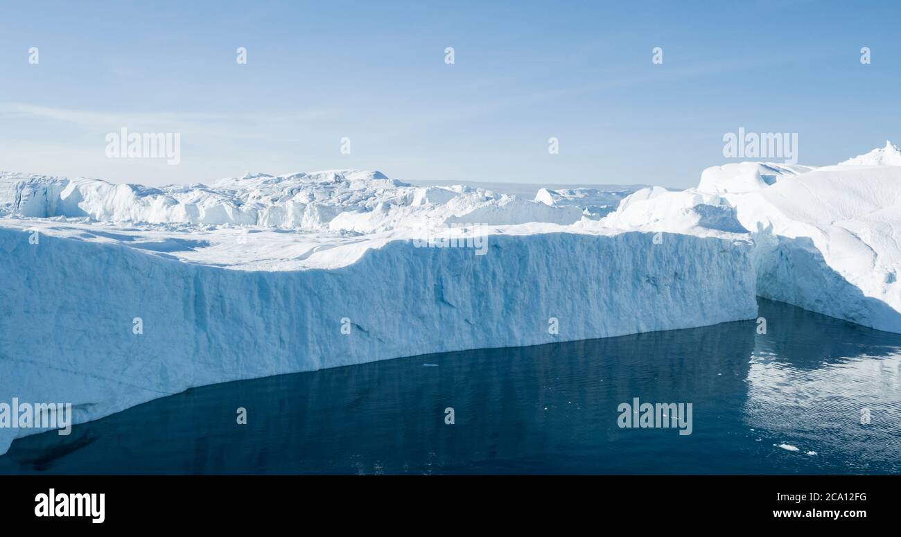 Concepto de calentamiento global y cambio climático. Icebergs del glaciar de fusión en icefjord - Icefjord en Ilulissat, Groenlandia. Fotografía aérea de drones del ártico Foto de stock