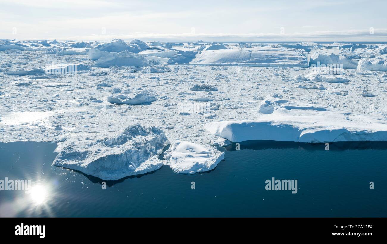 Imagen del zumbido aéreo del iceberg - concepto de calentamiento global y cambio climático. Icebergs gigantes en la bahía de Disko en groenlandia en Ilulissat icefjord de derretir Foto de stock