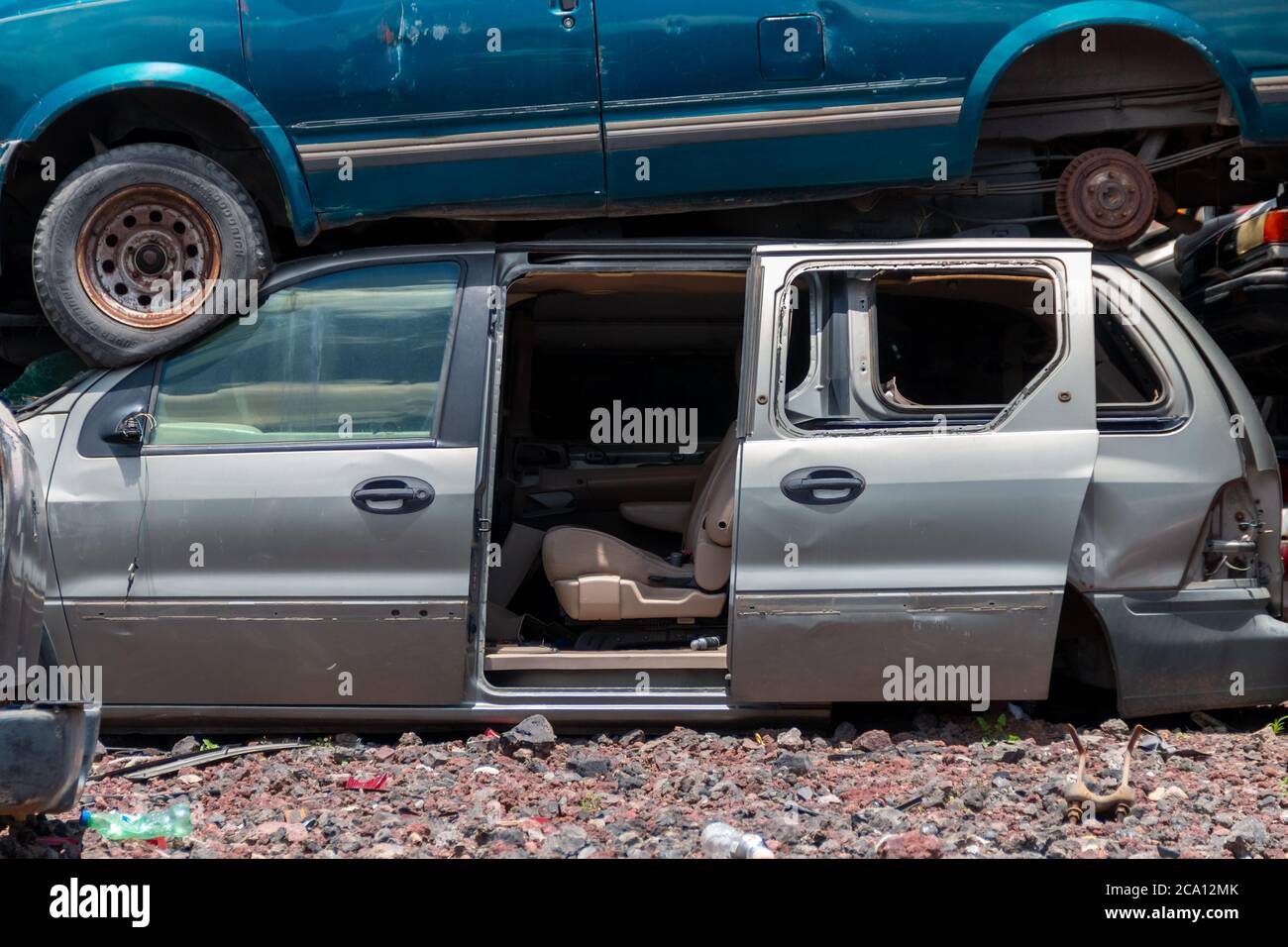 Viejos coches dañados en el junkyard esperando para el reciclaje en la Ciudad de México. México Foto de stock