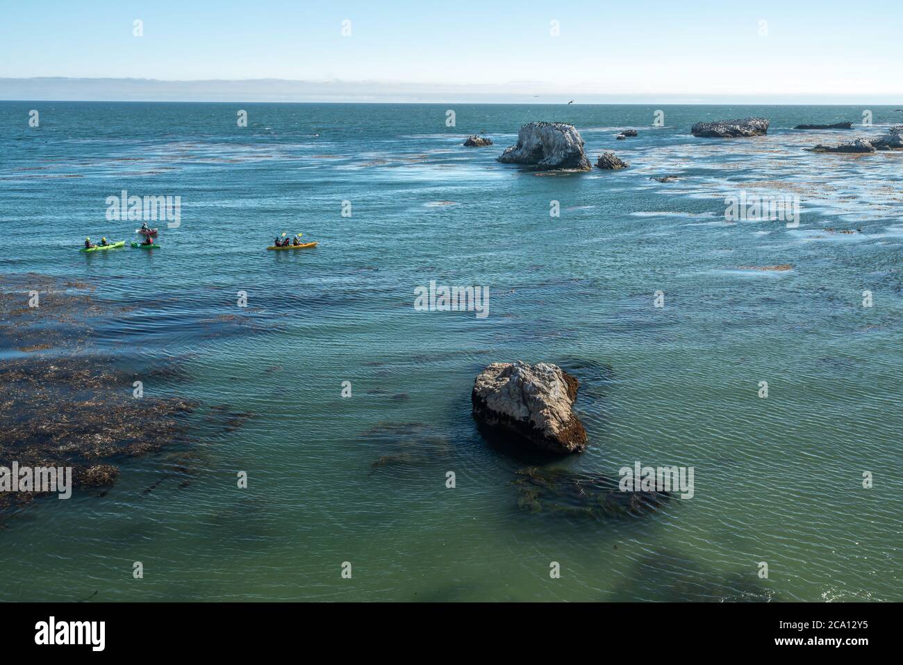 Kayak a lo largo de la costa rocosa, Pismo Beach, costa de California Foto de stock