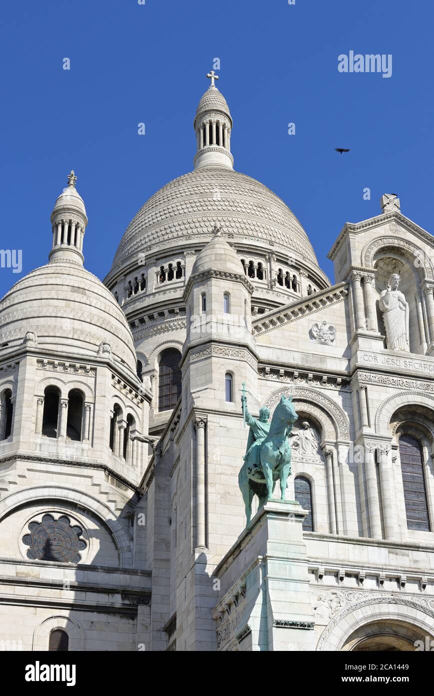 La histórica Basílica del Sagrado corazón en Montmartre en un hermoso día de primavera, París FR Foto de stock