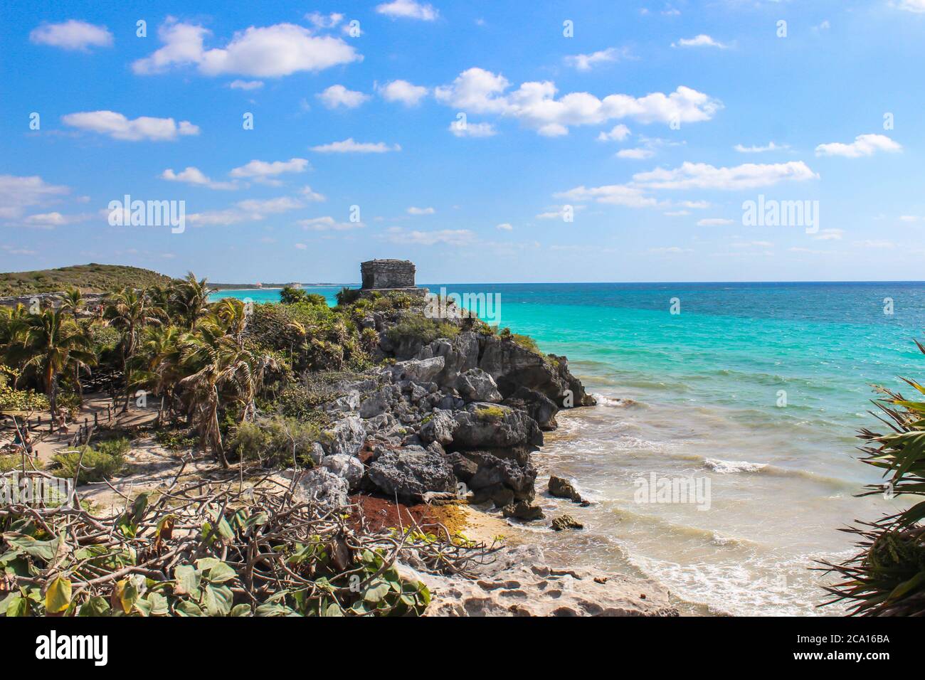 Ruinas de Tulum en la costa del Mar Caribe, Yuacatan, México. Maya sitio popular para los turistas.Vista del Templo Dios de los vientos (Templo de Dios de los vientos),arena Foto de stock