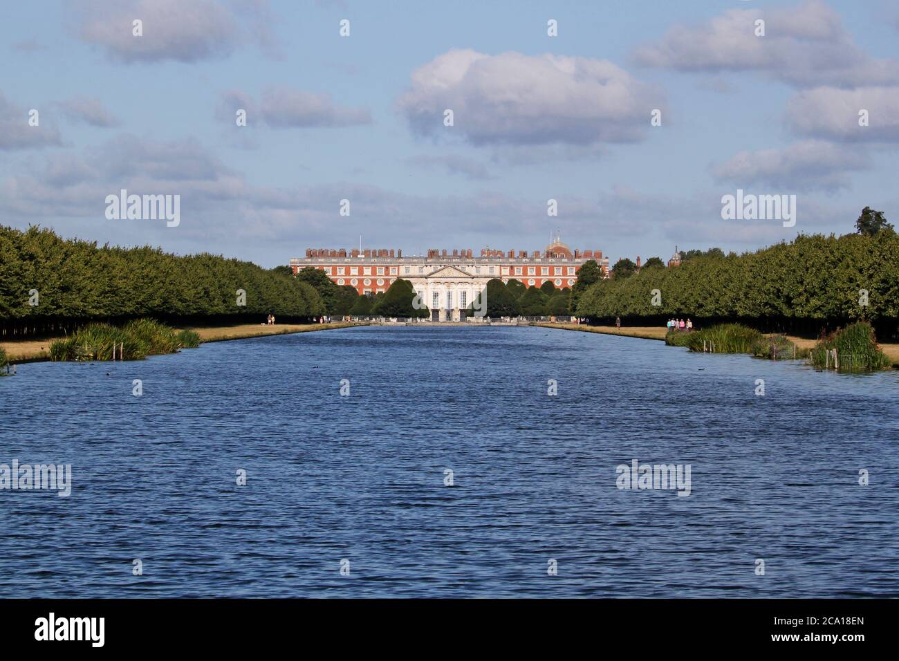 Hampton Court Palace (frente este) de Long Water, Home Park, Hampton Court, East Molesey, Surrey, Inglaterra, Gran Bretaña, Reino Unido, Reino Unido, Europa Foto de stock