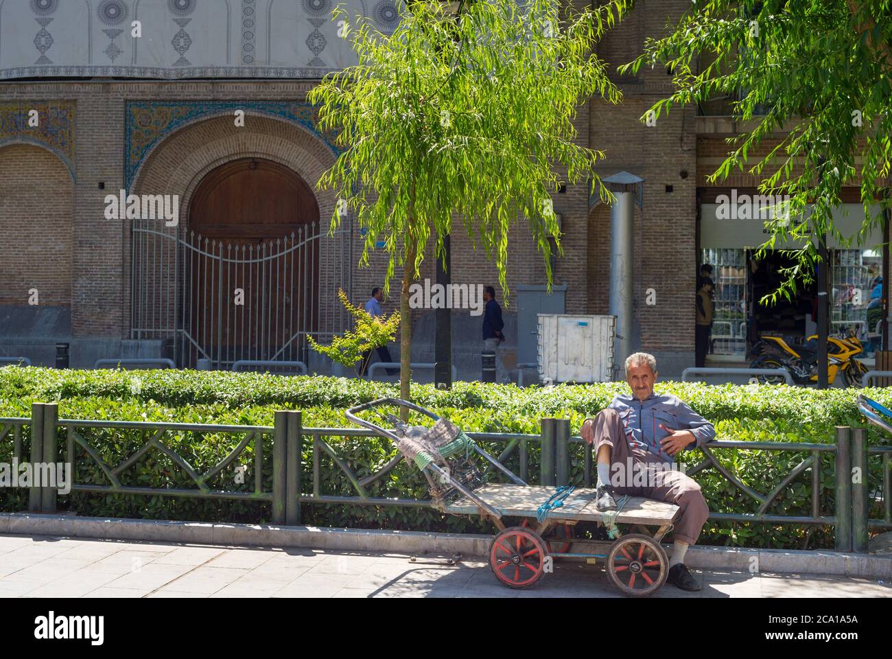 TEHERÁN, IRÁN - 22 DE MAYO de 2017: Hombre sentado en un carro vacío en la calle de Teherán. La tasa de desempleo de Irán será del 16 % en diciembre de 2020, según informó Inte Foto de stock