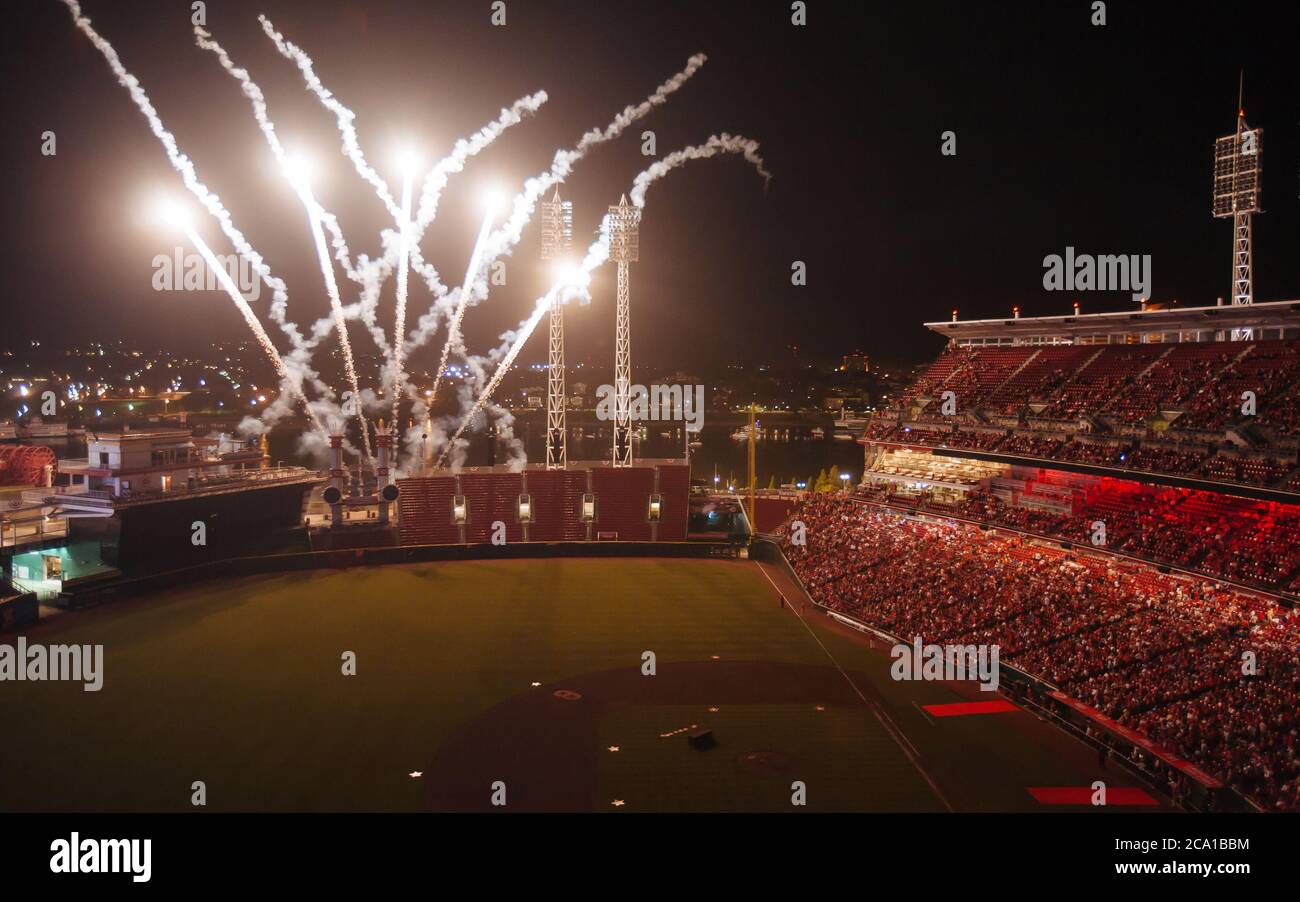 Fuegos artificiales en un estadio de béisbol en Cincinnati, Ohio Foto de stock