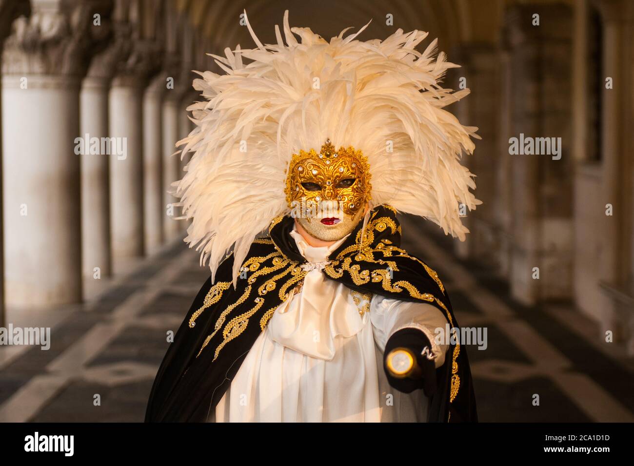 Manos con guantes blancos de seda y grandes anillos de diamantes disfraz en  Carnaval de Venecia Fotografía de stock - Alamy