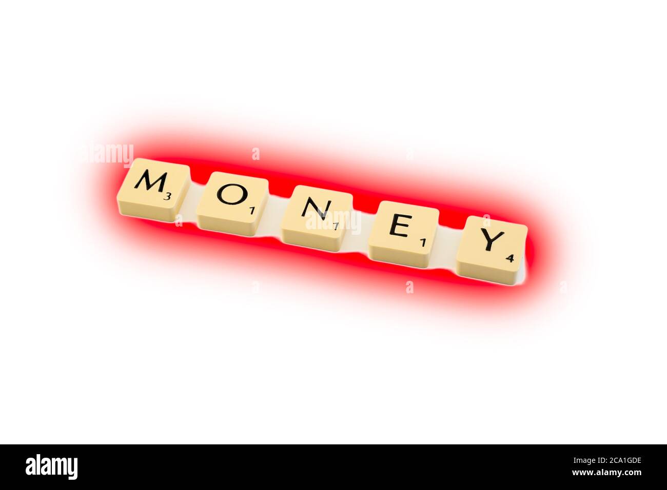 Scrabble cartas de juego de tablero que deletrean la palabra DINERO resaltado en rojo, fondo blanco. Concepto en el rojo, dificultad financiera. Foto de stock