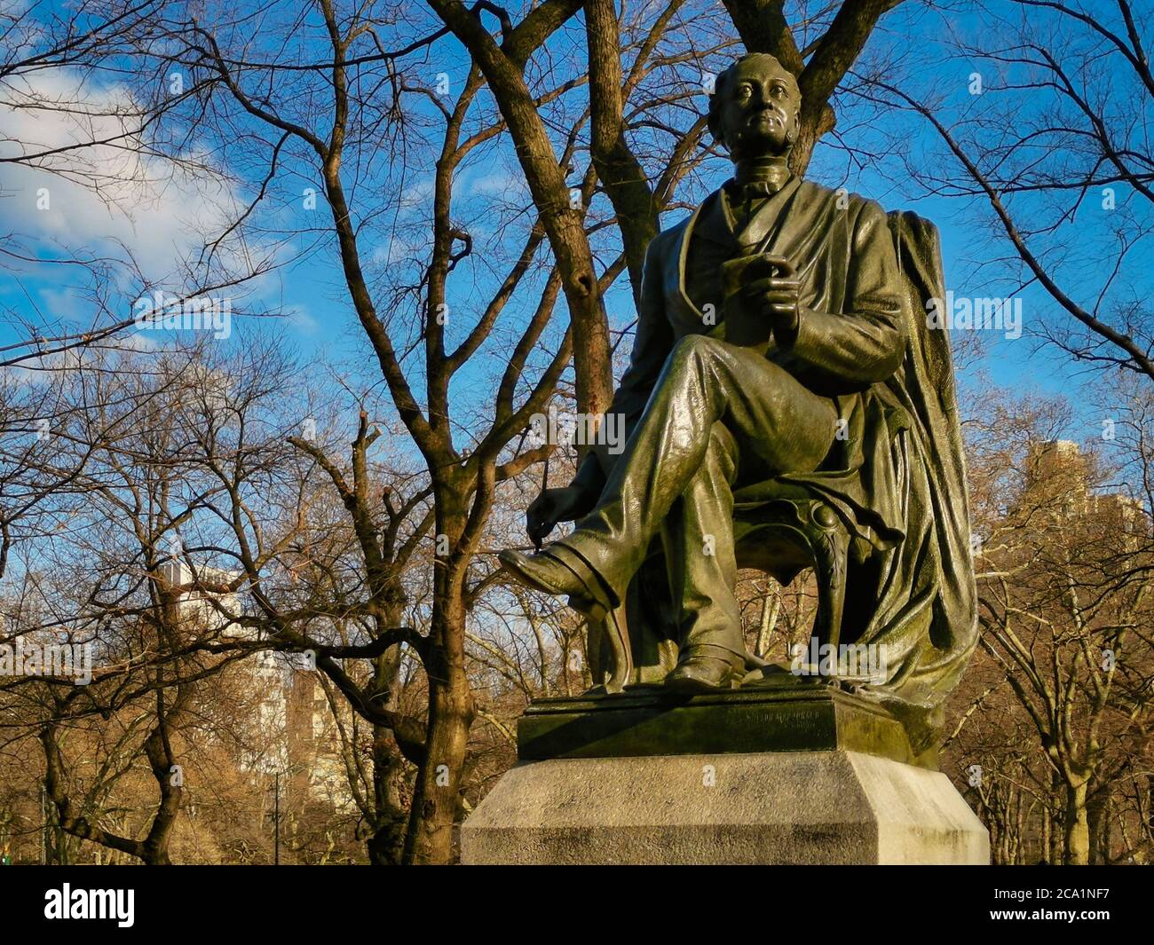 Estatua de Fitz Greene Halleck Estatua (Por James Wilson Alexander MacDonald) En Central Park Nueva York luz del día vista con los árboles y nubes en el cielo Foto de stock