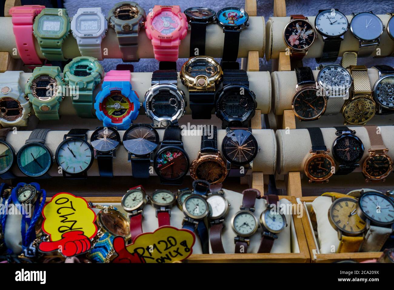 Ipoh, Malasia - 25 de julio de 2020 : variedad de relojes falsos o de Marca  en la tienda de souvenirs, Concubine Lane, que se venden a precios baratos  Fotografía de stock - Alamy