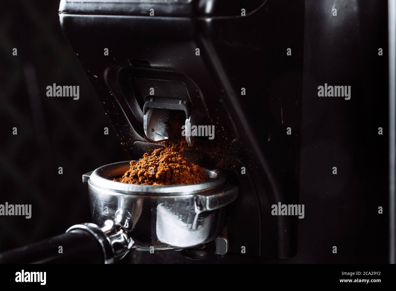 https://c8.alamy.com/compes/2ca29y2/el-cafe-molido-fresco-cae-en-el-portafiltro-del-molinillo-elaboracion-de-un-proceso-de-espresso-2ca29y2.jpg
