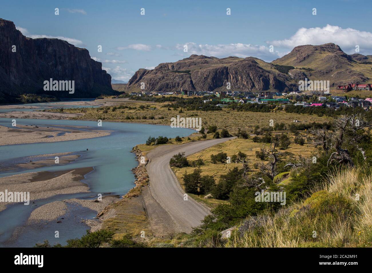 Vista del Valle del Río de las vueltas y el pueblo de el Chalten, Argentina. El color turquesa del agua es causado por el cieno glacial. Foto de stock