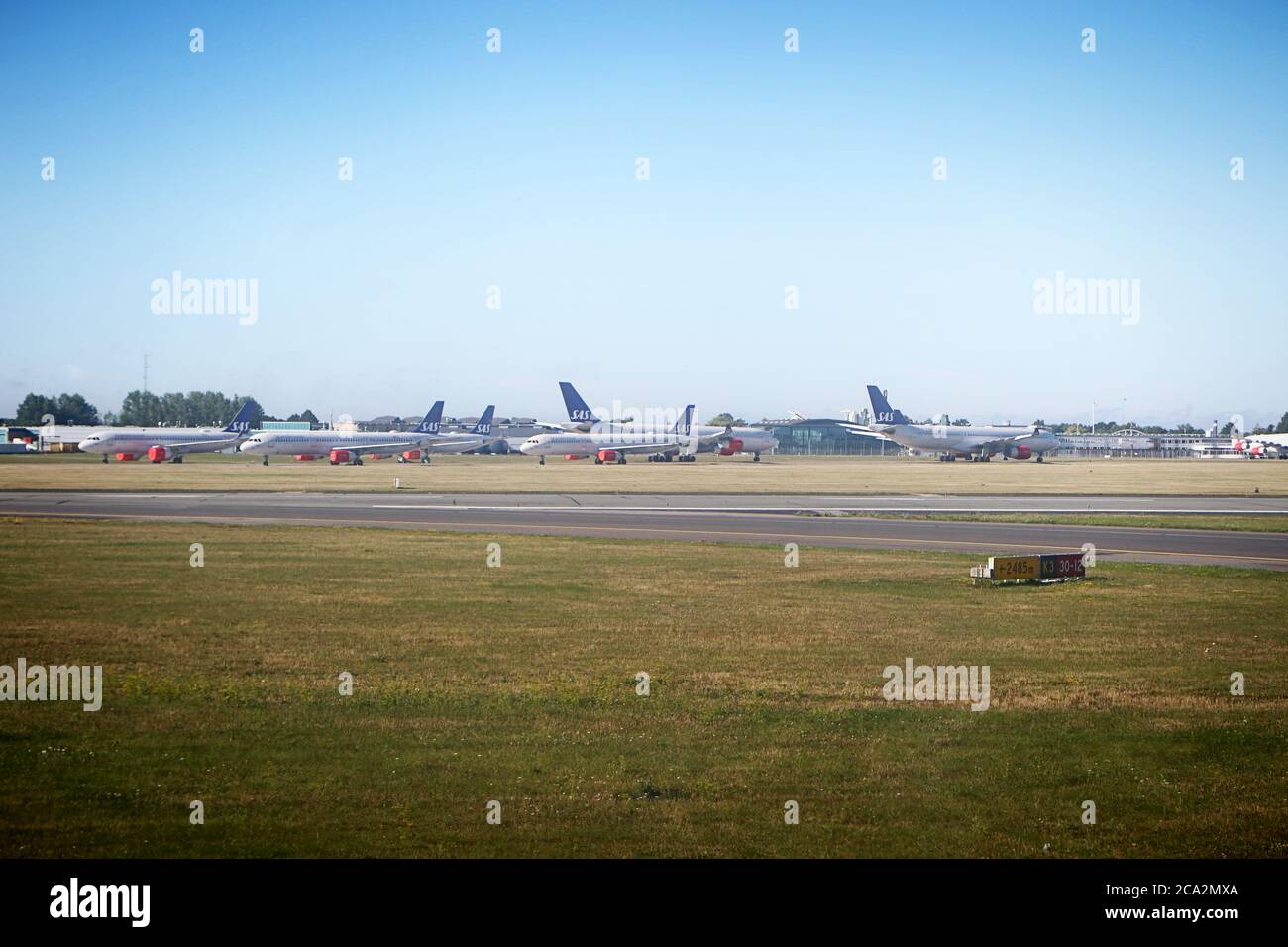 Dinamarca, aeropuerto de Copenhague: Una flota de aviones SAS estacionados y pistas vacías en la hora de coronavirus Foto de stock