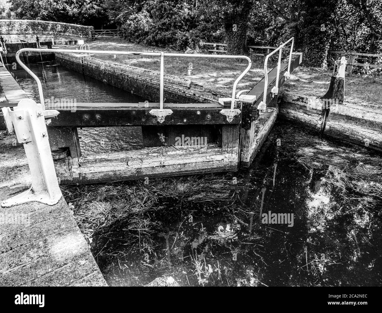 Blanco y Negro Bellas Artes paisaje de Hamstead Lock, Newbury, Kennet y Avon Canal Berkshire, Inglaterra, Reino Unido, GB. Foto de stock