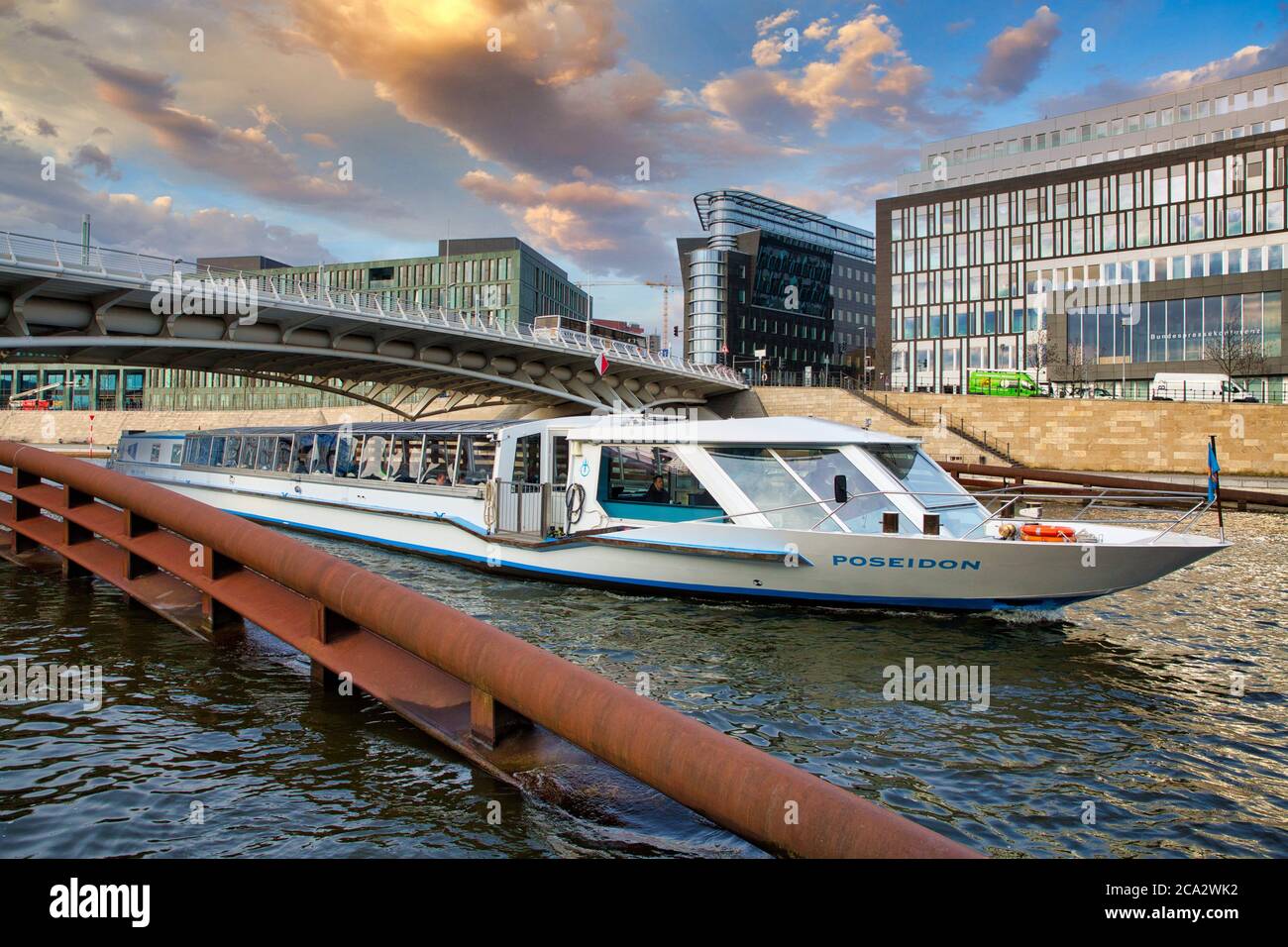 Kronprinzenbrücke, edificios alrededor del río Spree, en Berlín, Alemania. Foto de stock