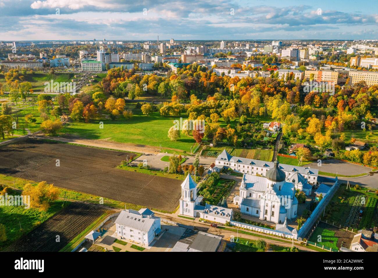 Mahiliou, Bielorrusia. Mogilev Ciudad Con El Famoso Monasterio De San Nicolás Landmark. Vista Aérea De Skyline En El Día De Otoño. Vista de pájaro. Foto de stock