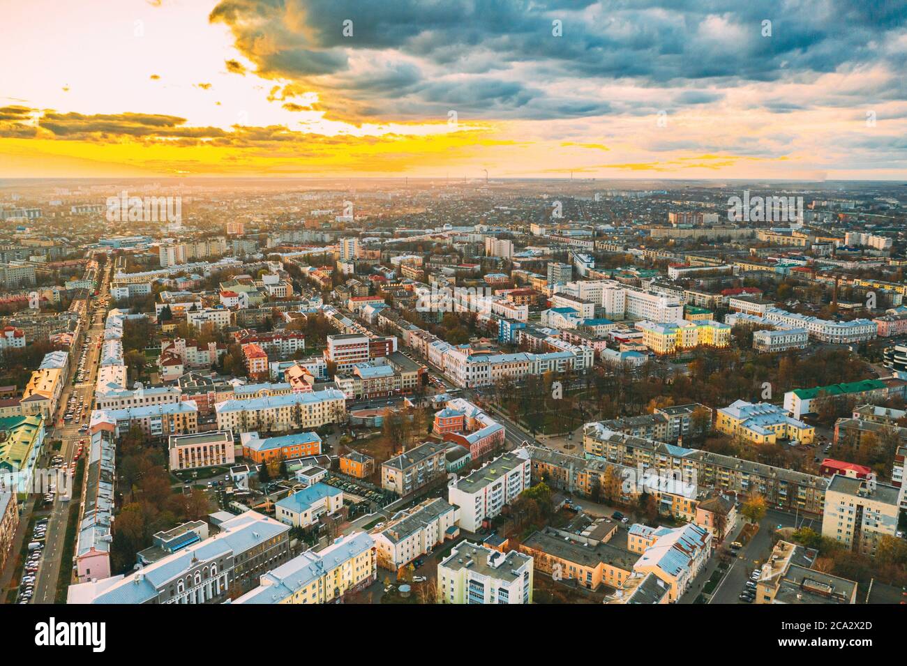 Gomel, Bielorrusia. Vista aérea del horizonte urbano de Homiel en la noche de otoño. Distrito residencial durante el atardecer. Vista de pájaro. Foto de stock