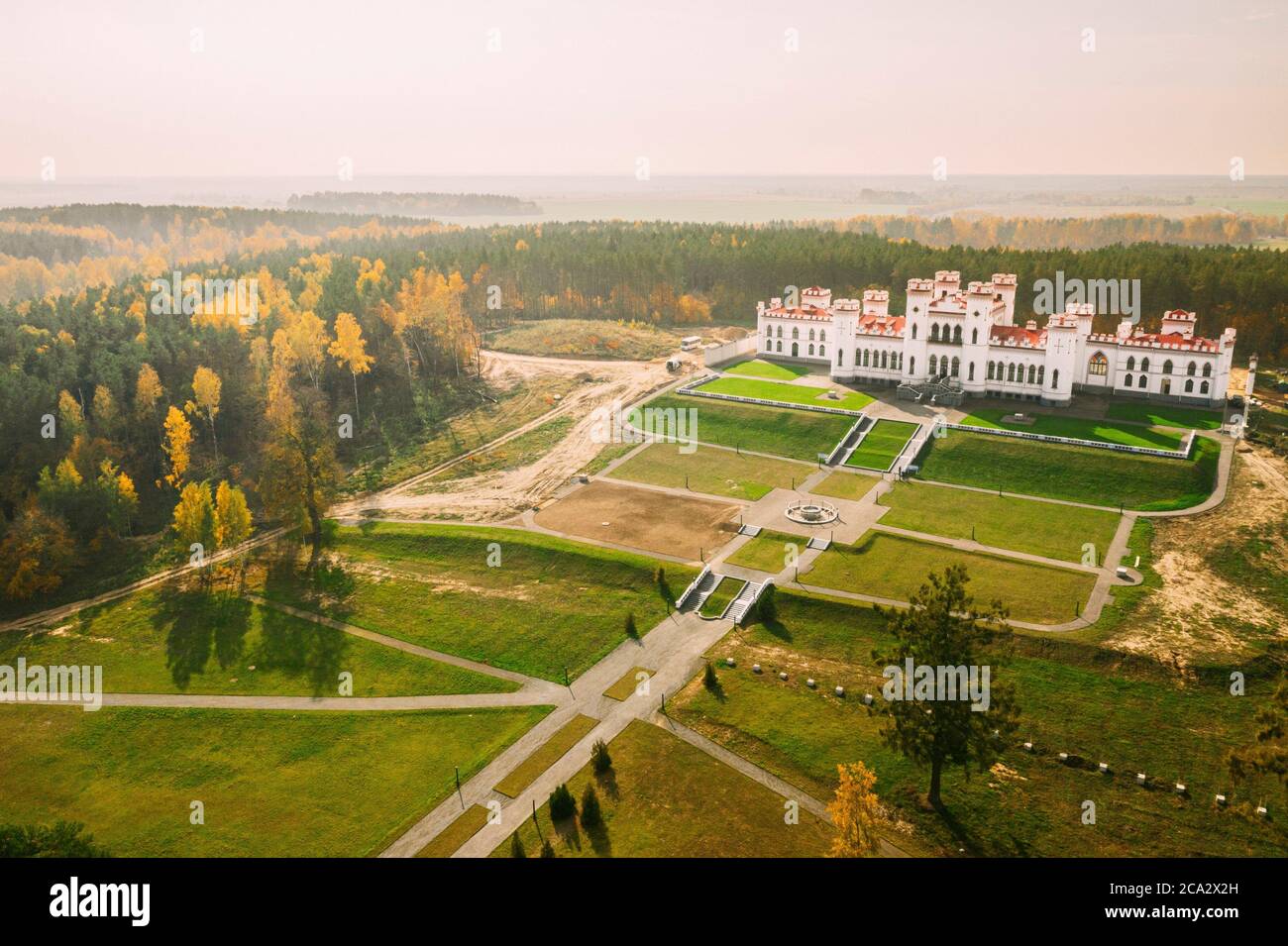Kosava, Belarús. Antena vista de pájaro del famoso hito histórico popular Kosava Castillo. Puslowski Castillo Palacio. Y Patrimonio Histórico. Foto de stock
