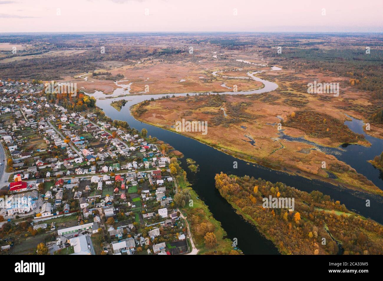 Dobrush, región de Gomel, Bielorrusia. Vista aérea del horizonte urbano de Dobrush en la noche de otoño. Distrito residencial y río en vista de pájaro. Foto de stock