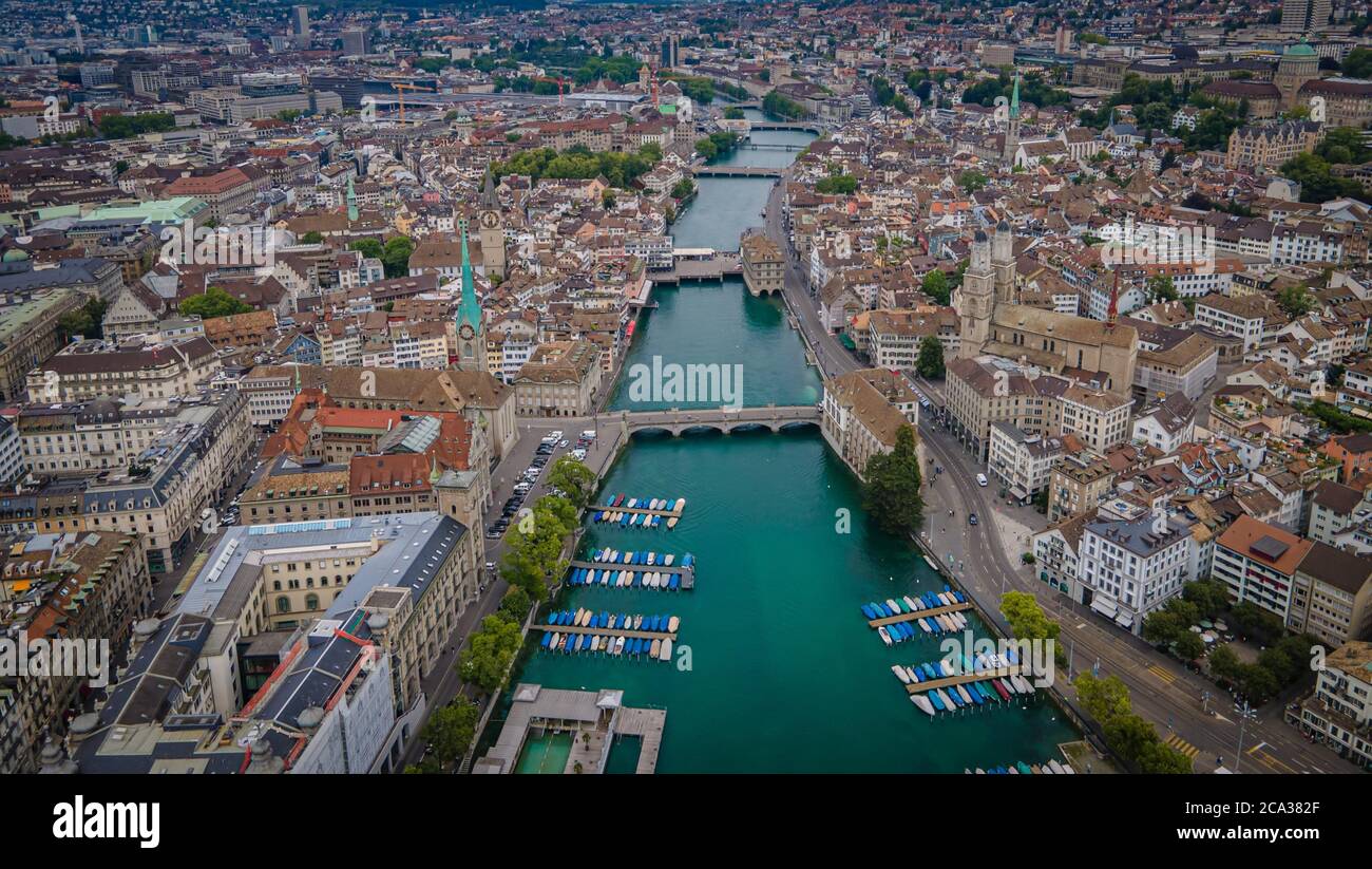 Vuelo sobre el río Limmat en Zurich Suiza - drone metraje. Foto de stock
