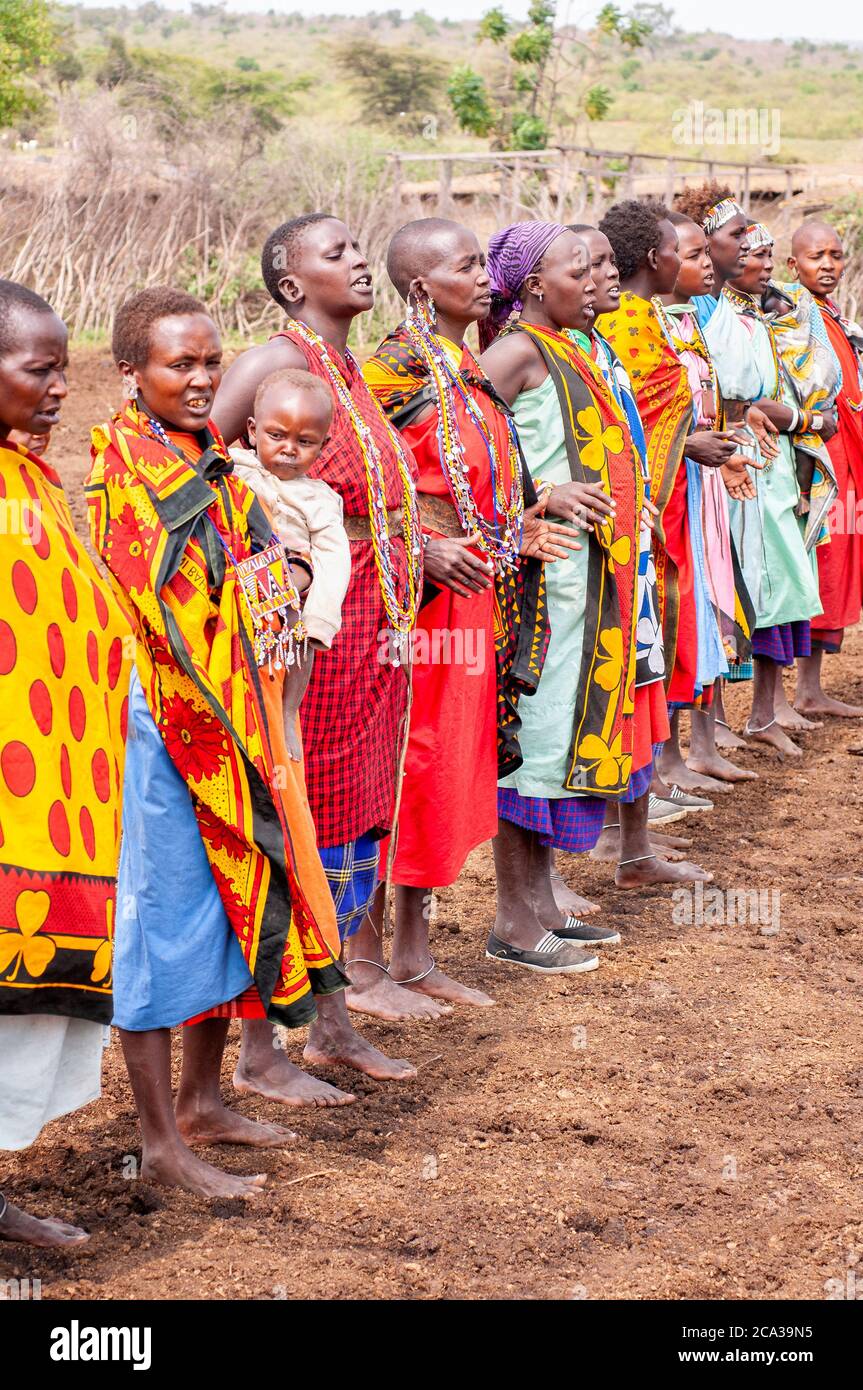 Las mujeres maasai visten ropa tradicional en una danza tradicional, en un pueblo Reserva Nacional Maasai Mara. Kenia. África Fotografía de stock - Alamy