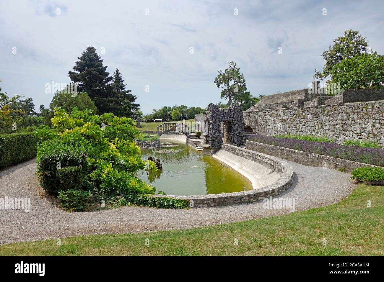 Castillo medieval Štanjel, estanque en el parque del patio trasero. Municipio de Komen, región de Kras, Eslovenia. Foto de stock
