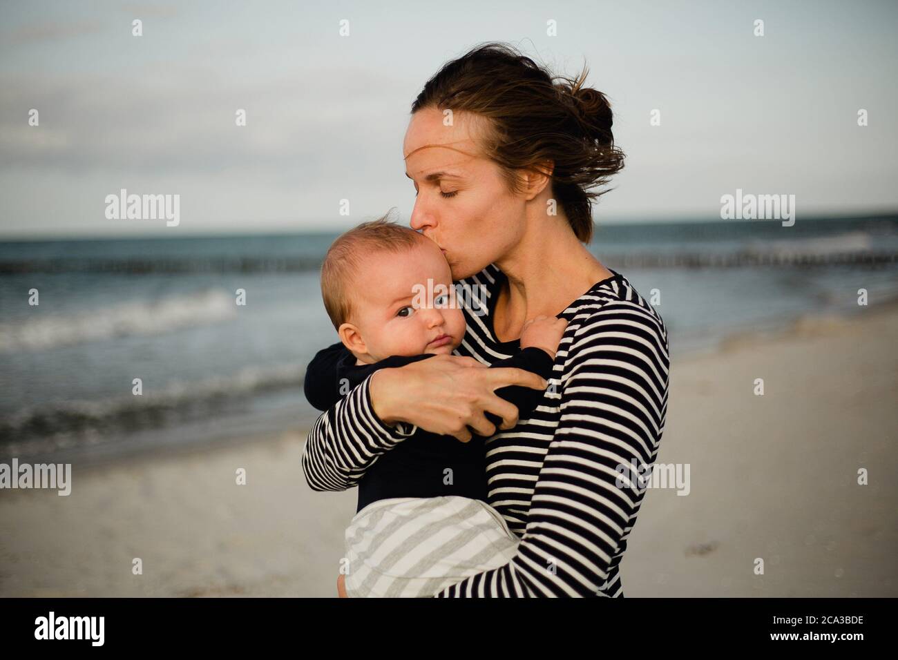 Madre e hijo en la playa. Foto de stock
