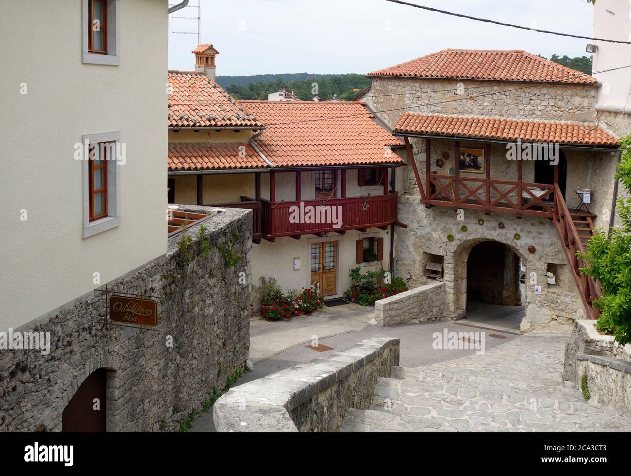 Entrada principal al patio del castillo Stanjel. Pueblo de Štanjel, municipio de Komen, región de Kras, Eslovenia. Foto de stock