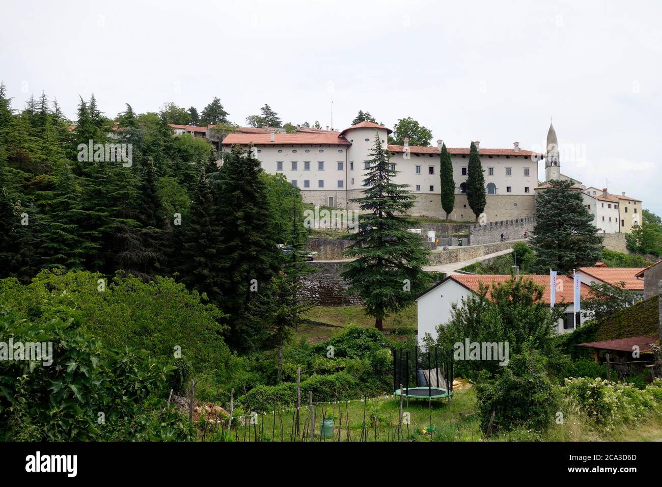 Pueblo de Štanjel y castillo medieval renovado. Municipio de Komen, región de Kras, Eslovenia. Foto de stock