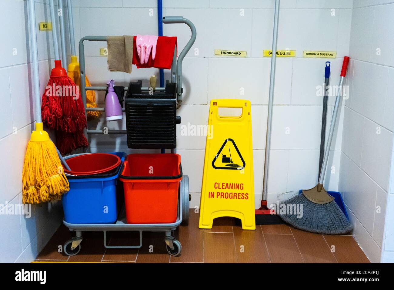 Equipos de limpieza profesional carro de herramientas dentro del pasillo  moderno Fotografía de stock - Alamy