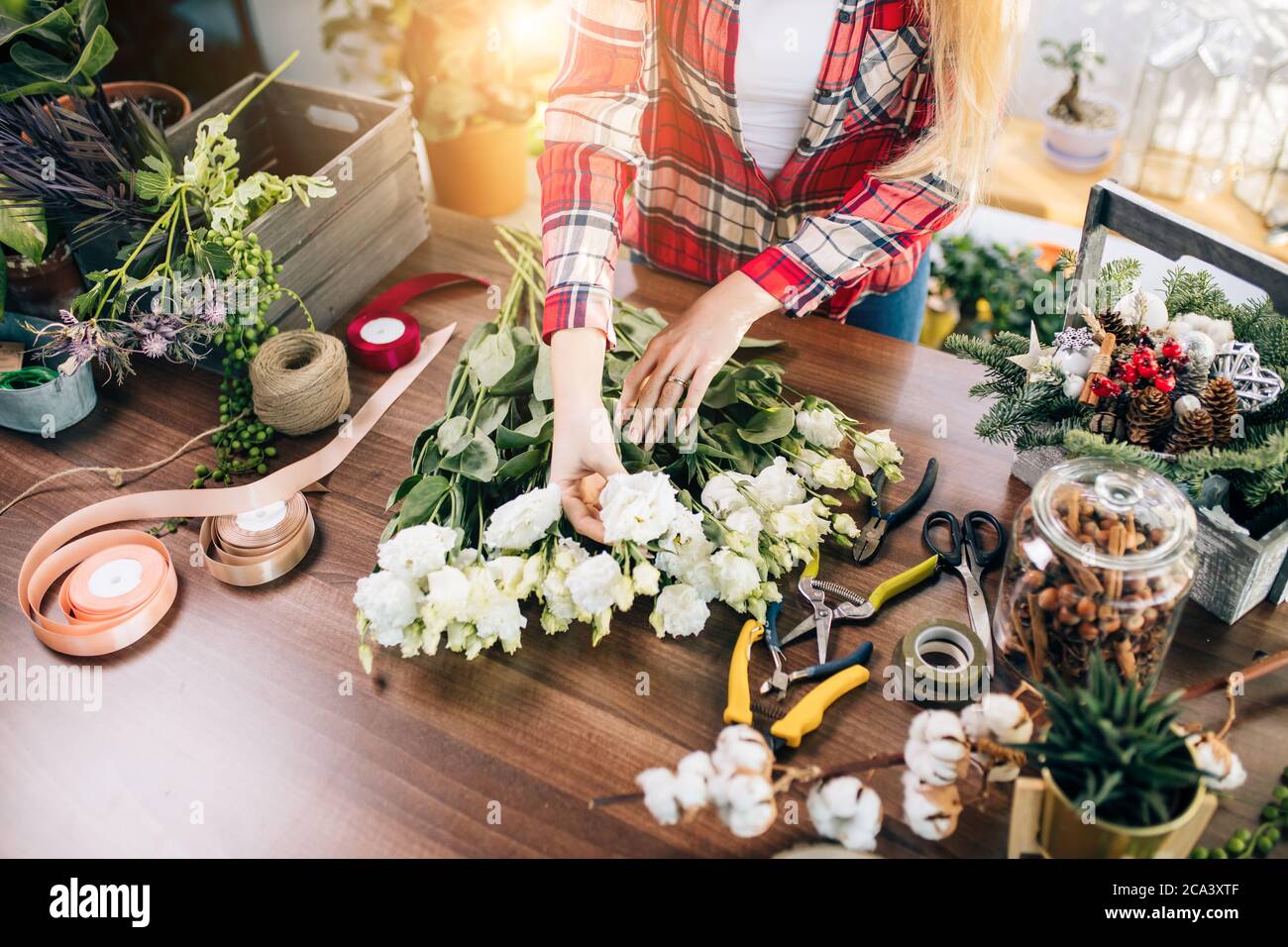 composición de flores por joven y atractiva florista mujer, decoración y jardinería concepto. ramo de flores frescas y hermosas Foto de stock