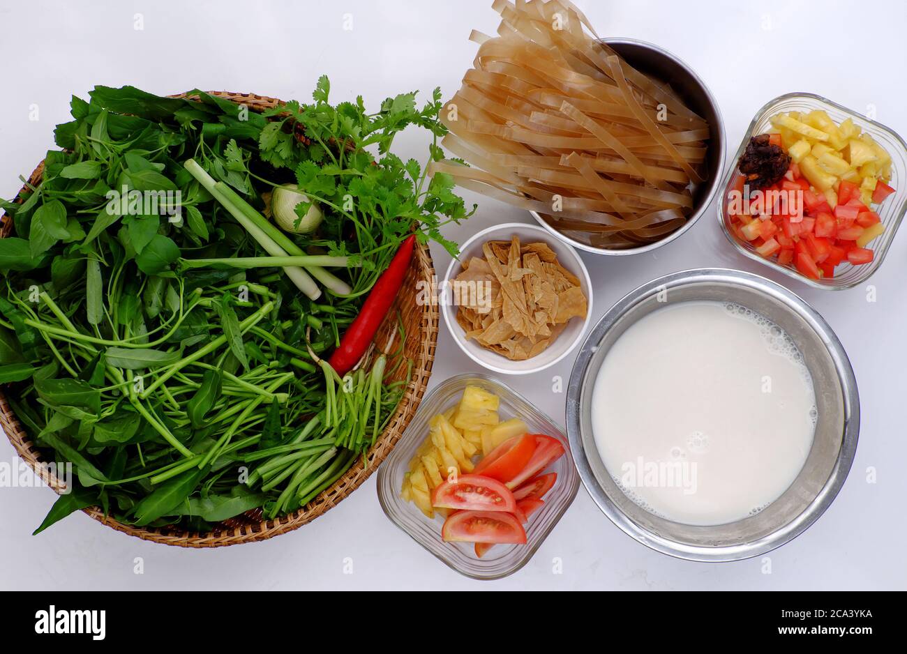 Materia prima para hacer comida vegetariana para el desayuno con sopa de  fideos de papel seco de leche de soja hacer tofu por ingredientes agrios  como piña, tomate, tamarindo Fotografía de stock -