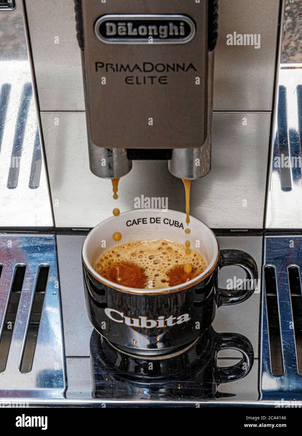 Café espresso en casa de DeLonghi Prima Donna Elite máquina automática de  café a taza Fotografía de stock - Alamy