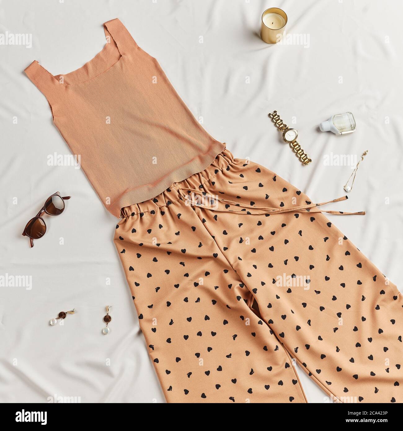elegante top y pantalones tumbados en la cama, ropa de moda para una  fiesta, evento, ocasión, vista superior Fotografía de stock - Alamy