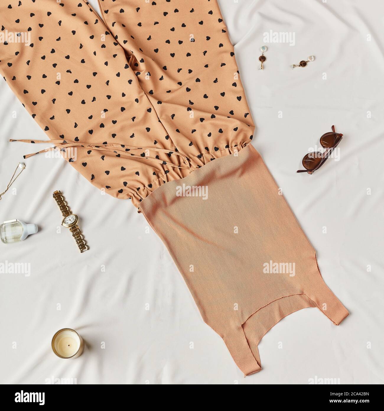 date prisa en una tienda con ventas de ropa femenina. ver arriba foto.woman  se ha llevado la ropa antes de ir a dormir Fotografía de stock - Alamy