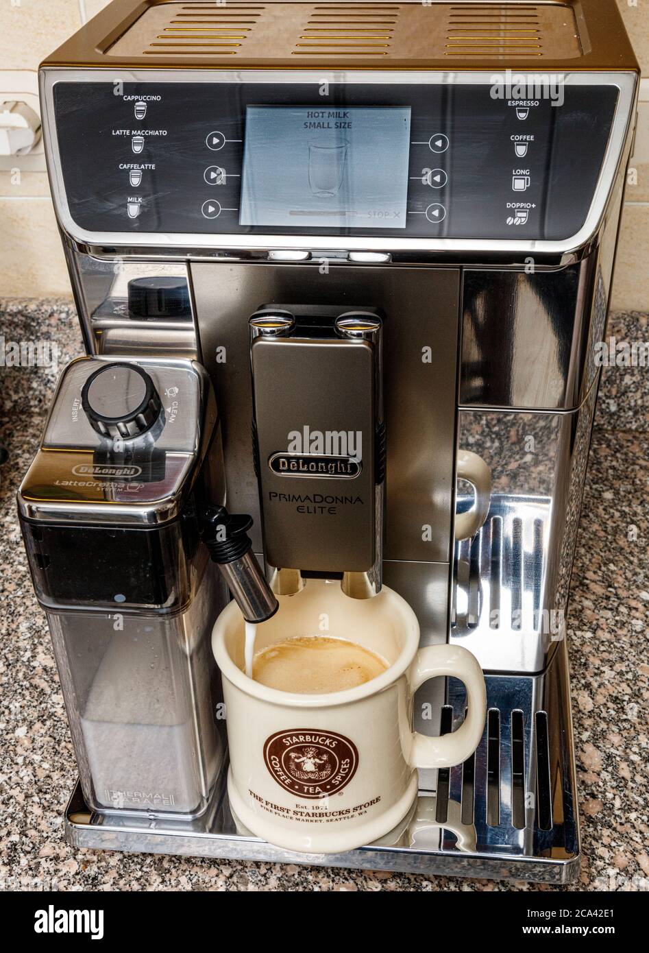 Café casero con latte o capuchino de la cafetera expreso DeLonghi Prima  Donna Elite Fotografía de stock - Alamy