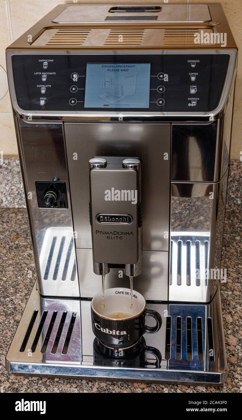 https://c8.alamy.com/compes/2ca43f0/ciclo-de-aclarado-cafe-espresso-en-casa-de-delonghi-prima-donna-elite-automatico-de-grano-a-taza-2ca43f0.jpg