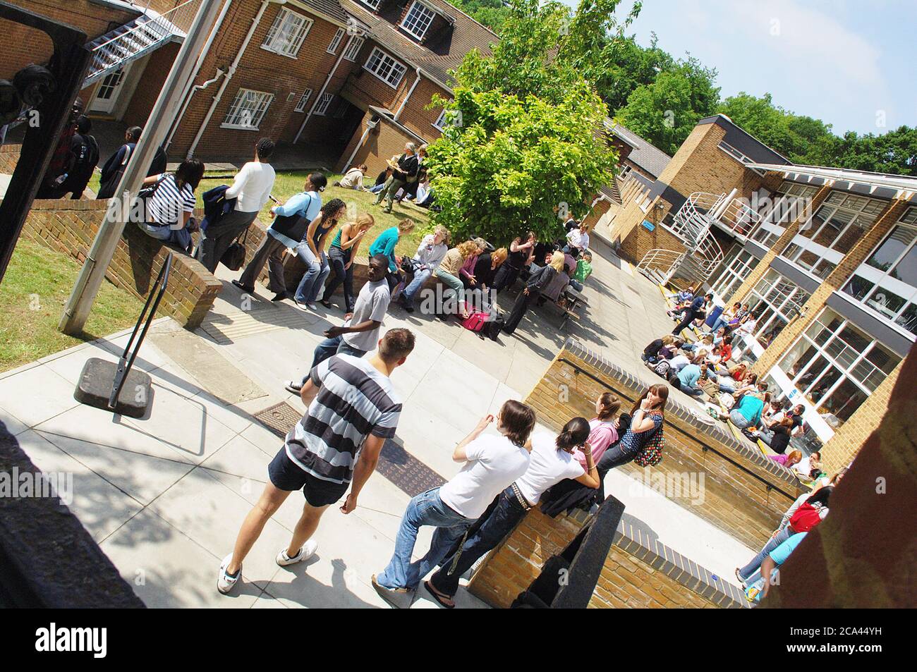 Estudiantes en el campus de Kingston Hill de la Universidad de Kingston. Foto de stock