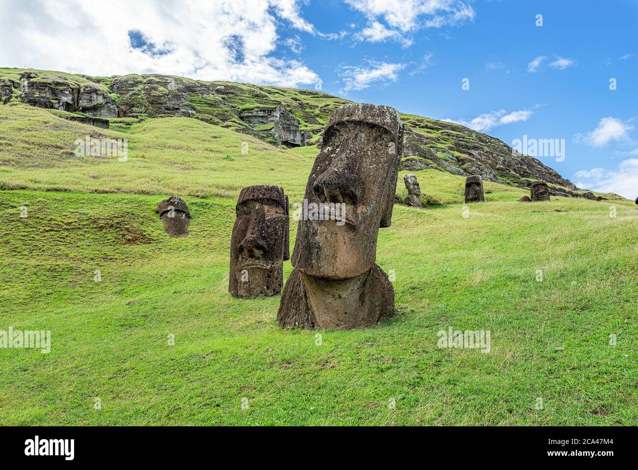 Moai situado en la ladera de un cráter volcánico llamado Rano Raraku en la Isla de Pascua en Chile. Foto de stock