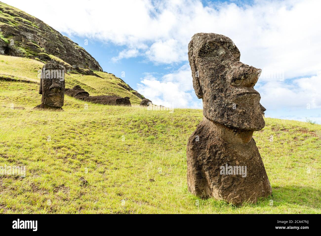 Moai situado en la ladera de un cráter volcánico llamado Rano Raraku en la Isla de Pascua en Chile. Foto de stock