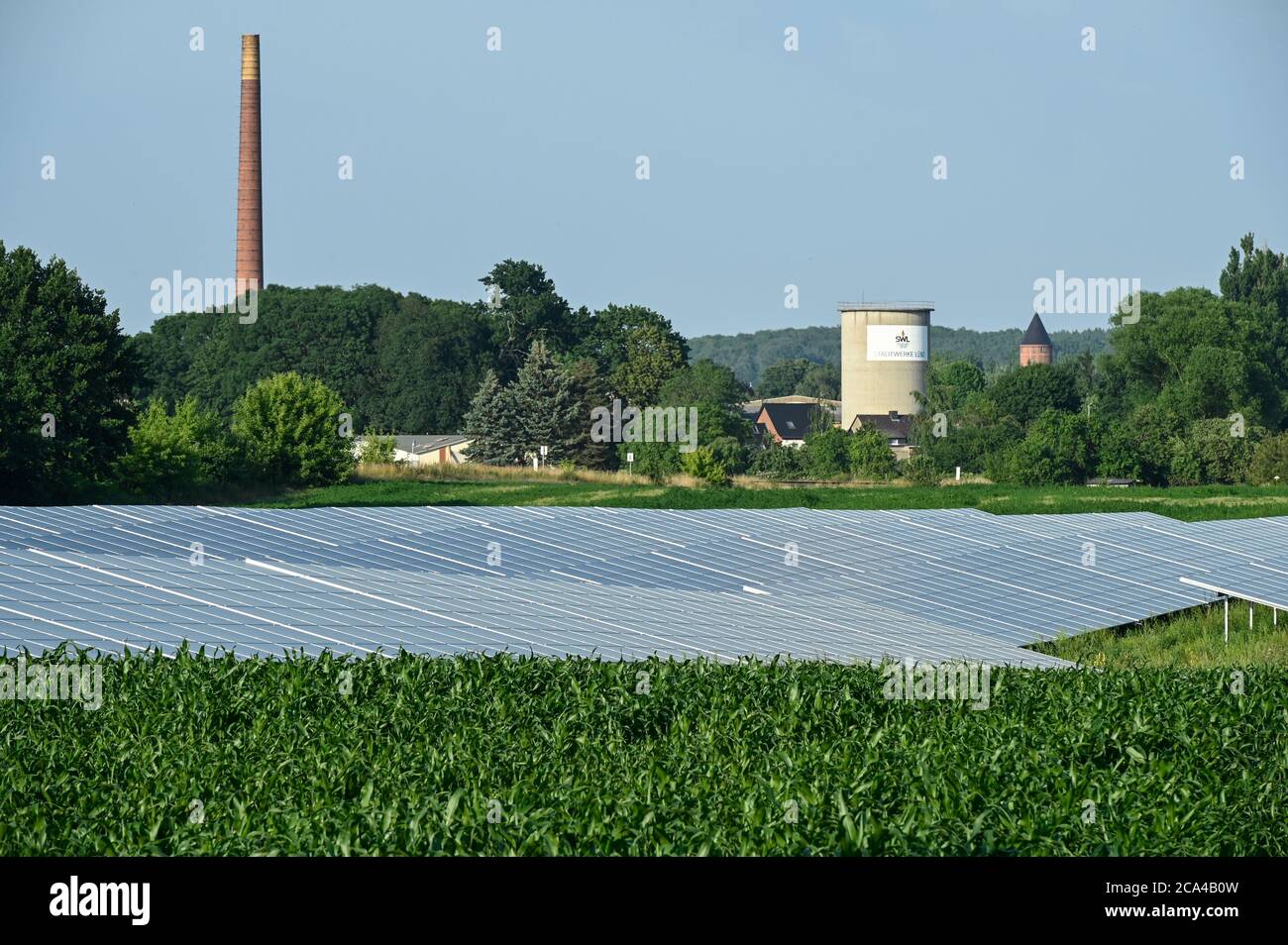 ALEMANIA, Luebz, granja solar / DEUTSCHLAND, Lübz, Solarfeld Foto de stock