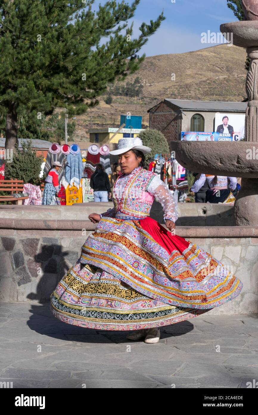 Chivay, Perú - 26 de septiembre de 2018: Un grupo de jóvenes bailarines vestidos peruanos tradicionales en la de Chivay, Perú Fotografía de stock - Alamy
